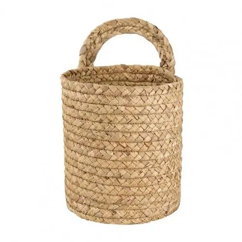 Cache pot artisanal et suspendu en rotin sur fond blanc