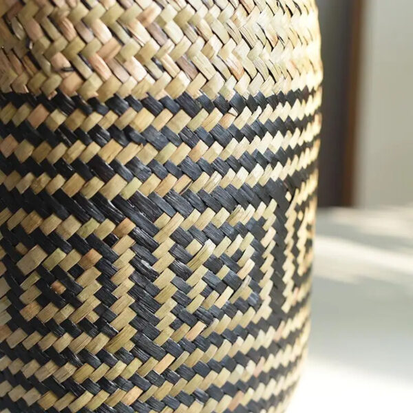 Cache pot rotin avec motifs géométriques