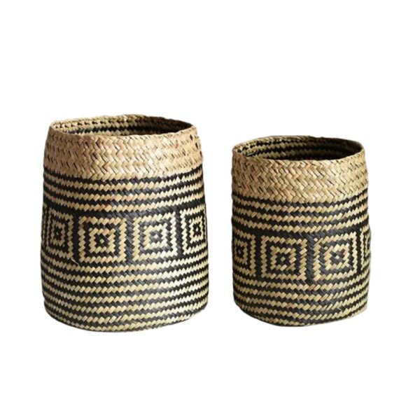 Cache pot rotin avec motifs géométriques sur fond blanc
