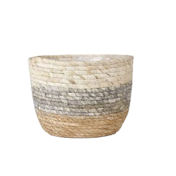 Cache pot en rotin tricolore et artisanal sur fond blanc