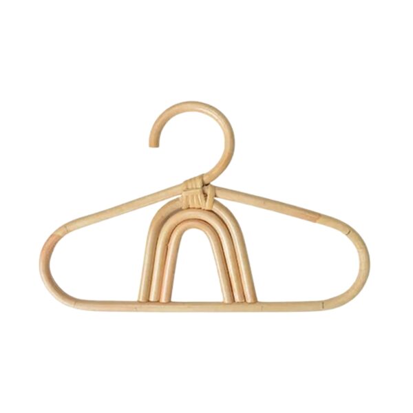 Cintre rotin vintage et indémodable pour enfant sur fond blanc