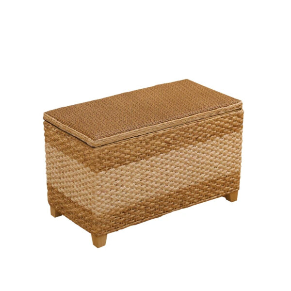 Coffre rectangulaire en rotin avec rangement sur fond blanc