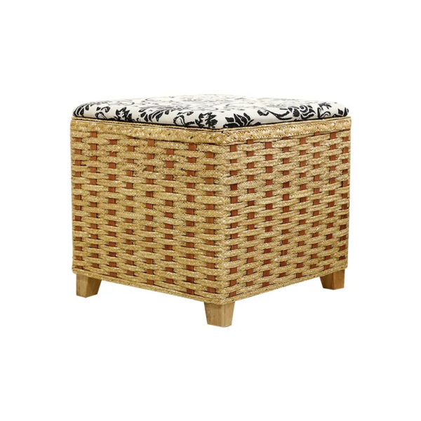 Coffre en rotin à motif floral sur fond blanc