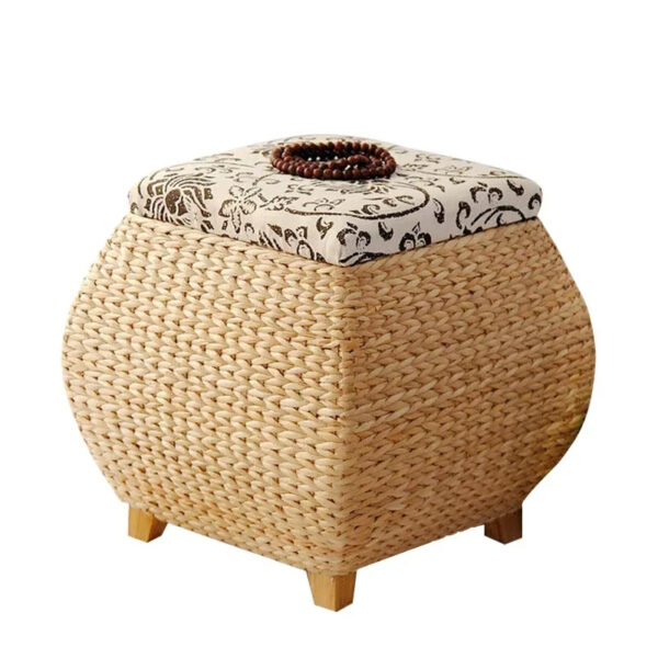 Coffre de style pastoral en rotin sur fond blanc