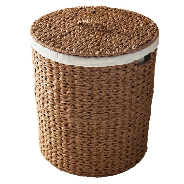 Corbeille ronde en rotin avec couvercle sur fond blanc