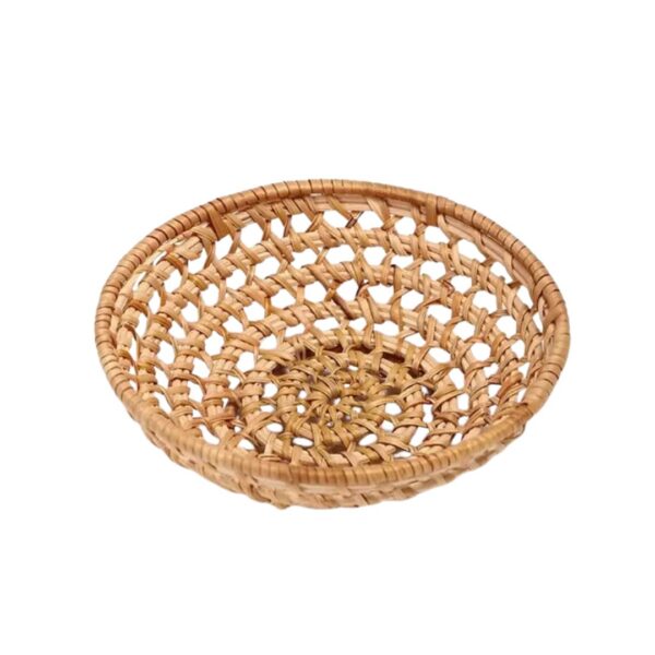 Corbeille en rotin ronde et pratique sur fond blanc