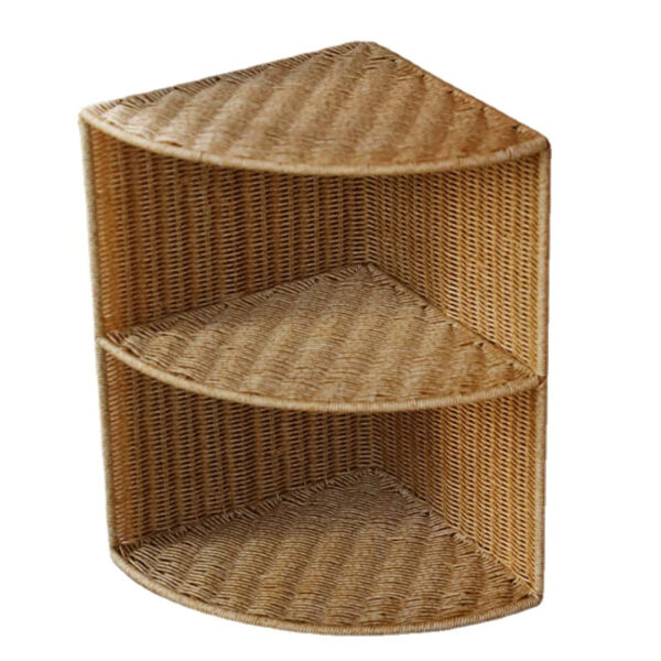 Etagère d'angle effet rotin en forme d'éventail, sur un fond blanc.