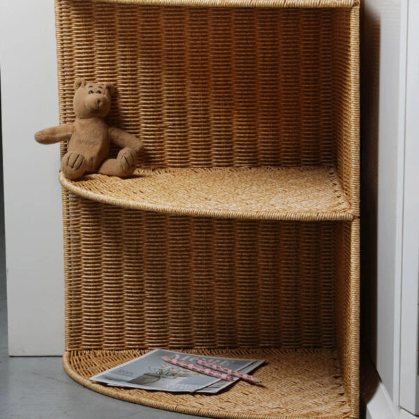 Etagère d'angle effet rotin en forme d'éventail
