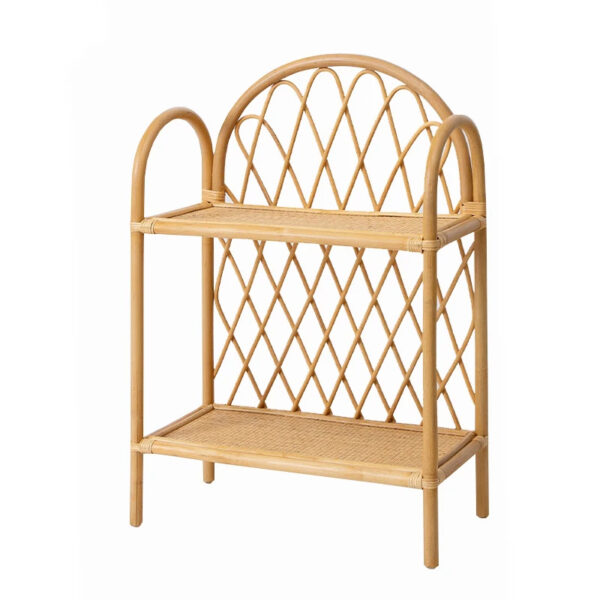 Etagère rotin à deux niveaux de rangement, de couleur beige, sur un fond blanc.