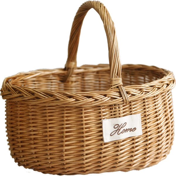 Grand panier en rotin design et pratique sur fond blanc