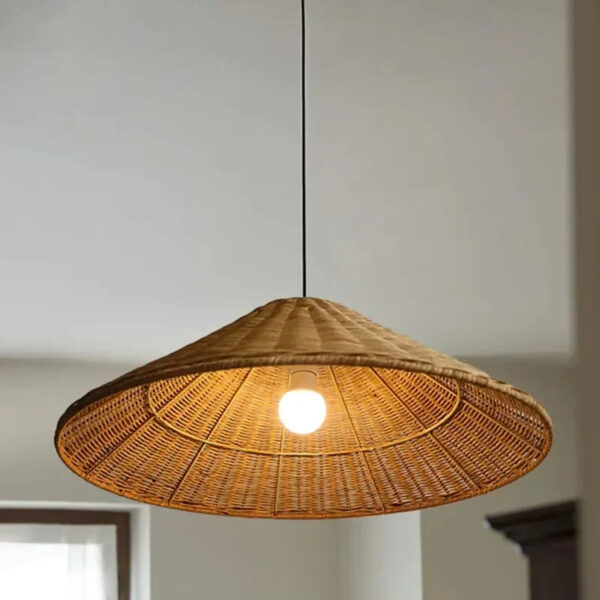 Grand plafonnier rotin élégant tissé à la main allumé dans un intérieur