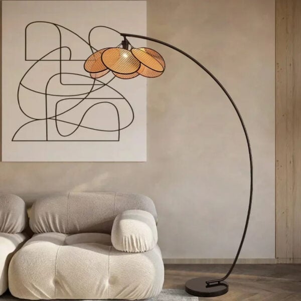 Lampadaire sur pied en rotin au design de fleur