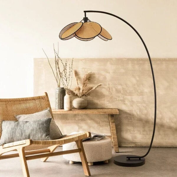 Lampadaire sur pied en rotin au design de fleur