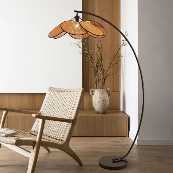 Lampadaire sur pied en rotin au design de fleur