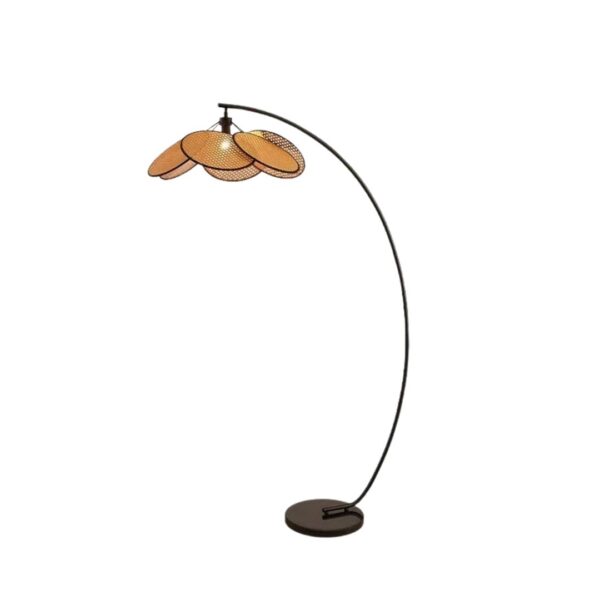 Lampadaire sur pied en rotin au design de fleur sur fond blanc