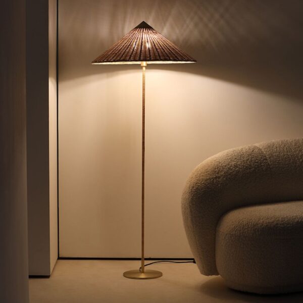 Lampadaire rotin vintage en forme de chapeau
