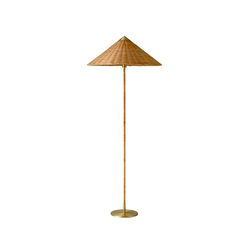 Lampadaire rotin vintage en forme de chapeau sur fond blanc