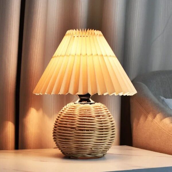 Lampe rotin élégante et créative allumée sur une table