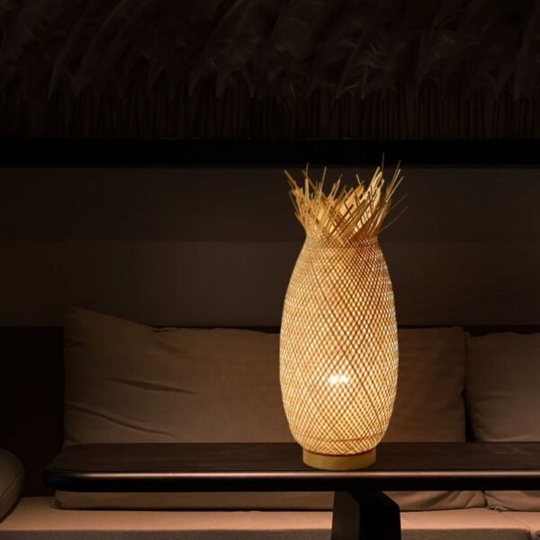 Lampe de chevet artisanale et rétro en rotin