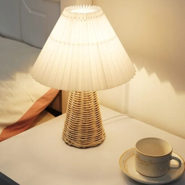 Lampe de chevet vintage en rotin et tissu