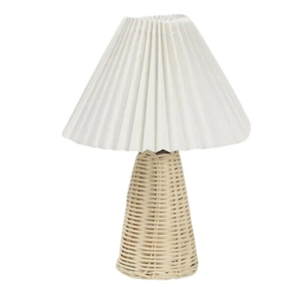 Lampe de chevet vintage en rotin et tissu sur fond blanc