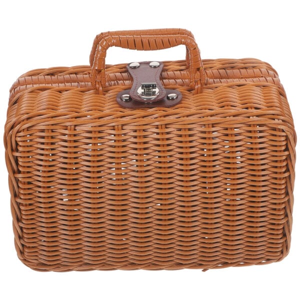 Malle effet rotin tressé style valise avec fermeture, de couleur marron sur un fond blanc.
