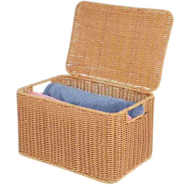 Malle jouet rotin design avec couvercle, de couleur marron sur un fond blanc.