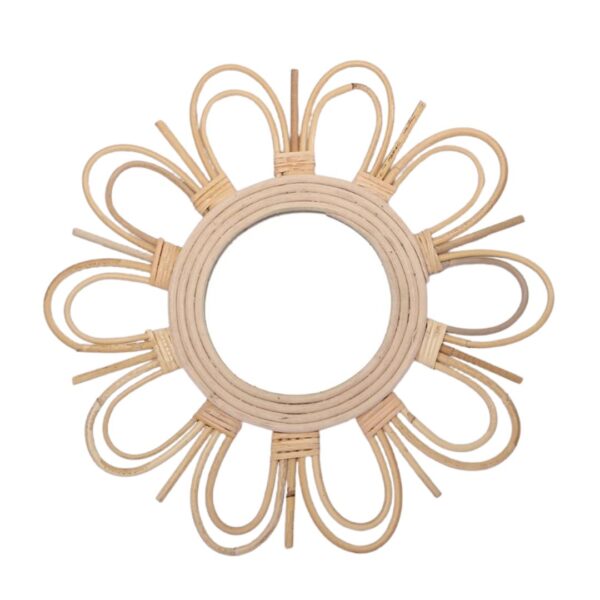 Miroir artistique en rotin sur fond blanc