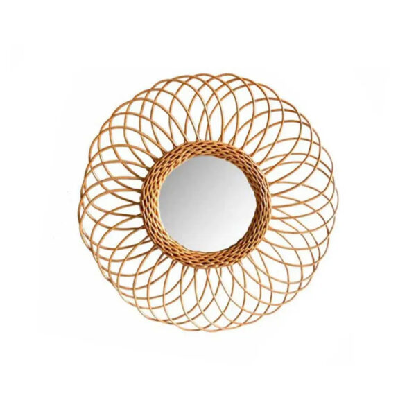 Miroir rond en rotin de style nordique sur fond blanc