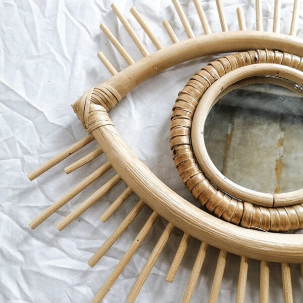 Miroir en rotin au design d’œil