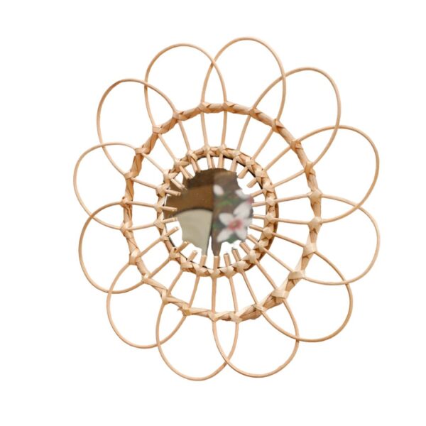 Miroir en rotin au design de tournesol sur fond blanc