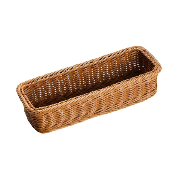 Panier rotin rectangulaire de rangement, sur un fond blanc.