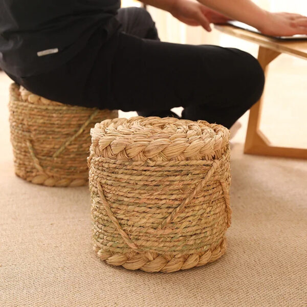 Petit tabouret circulaire en rotin
