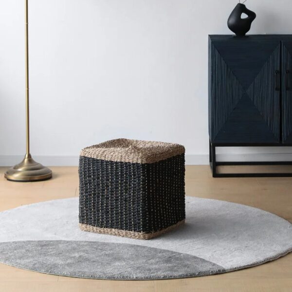 Petit tabouret noir en rotin