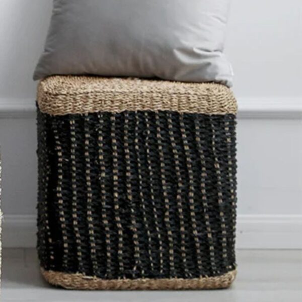 Petit tabouret noir en rotin