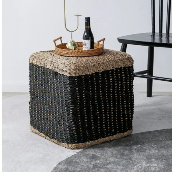Petit tabouret noir en rotin