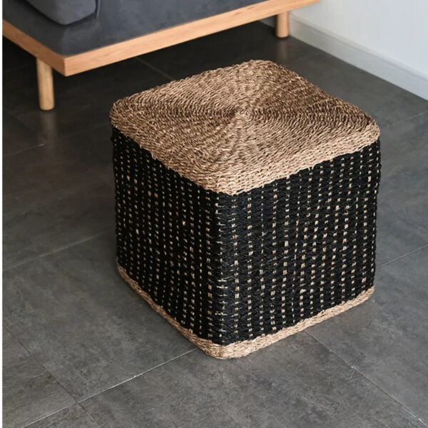 Petit tabouret noir en rotin