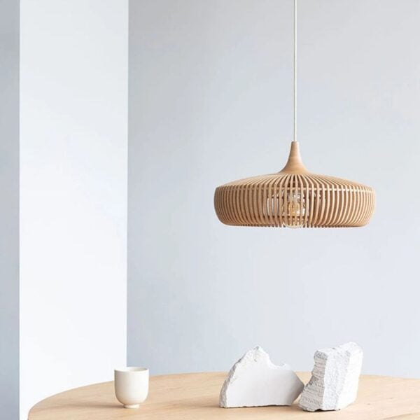 Petite suspension style rotin chic et élégante