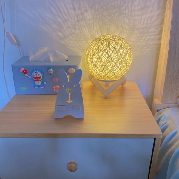 Petite lampe de chevet ronde en rotin