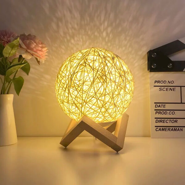 Petite lampe de chevet ronde en rotin
