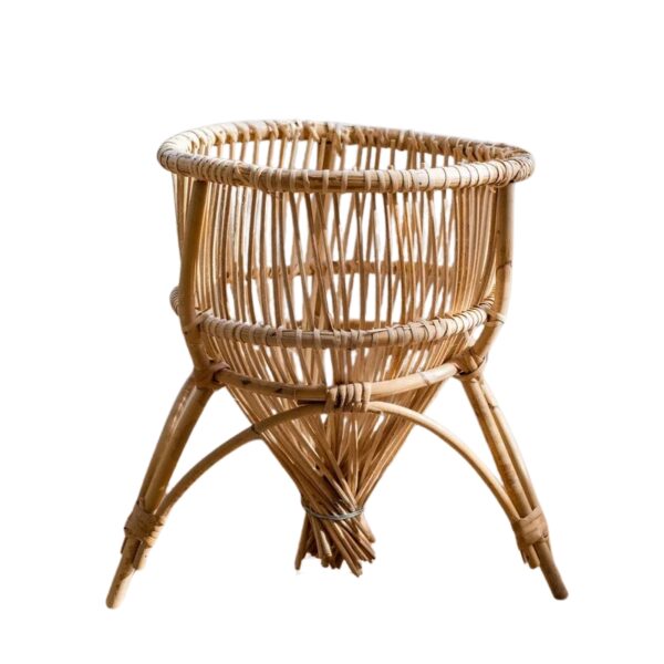 Porte plante rotin artisanal avec support en bois sur fond blanc