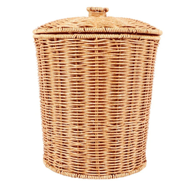 Poubelle ronde effet rotin avec couvercle sur fond blanc