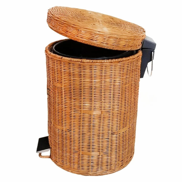 Poubelle ronde en rotin et acier inoxydable sur fond blanc