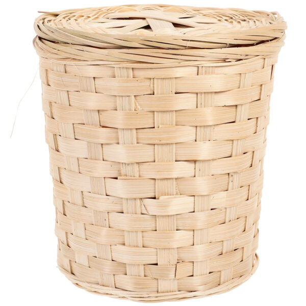 Poubelle ronde en rotin et bambou avec couvercle sur fond blanc