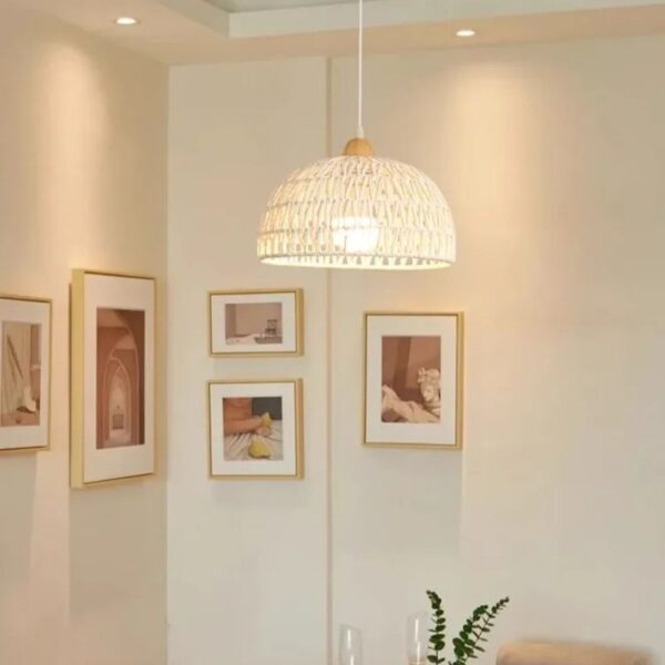 Suspension effet rotin blanc chic et originale allumée à un plafond