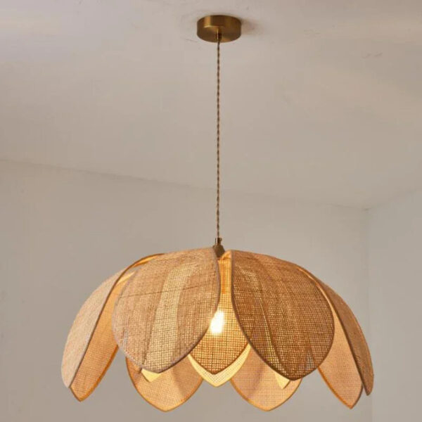 Suspension effet rotin fleur chic et élégante allumée au plafond