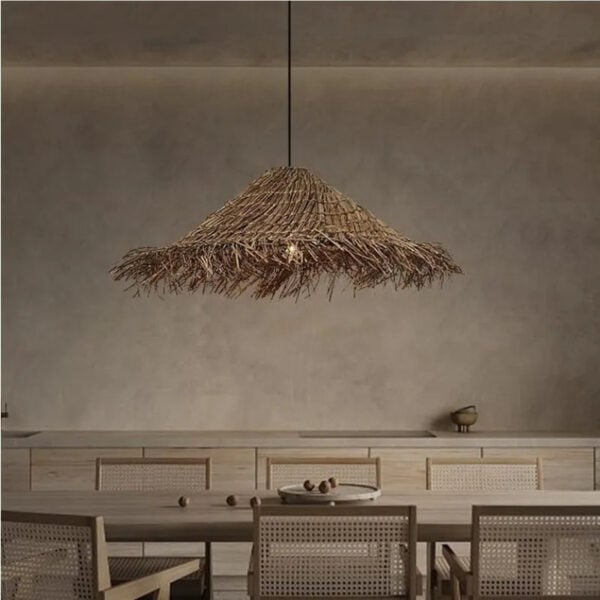 Suspension effet rotin polyvalente au design naturel dans une salle à manger
