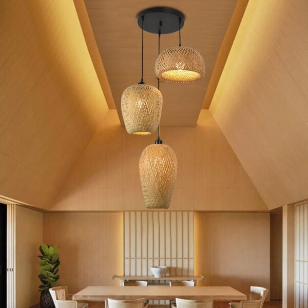 Suspension multiple effet rotin décorative et durable allumée dans une salle à manger