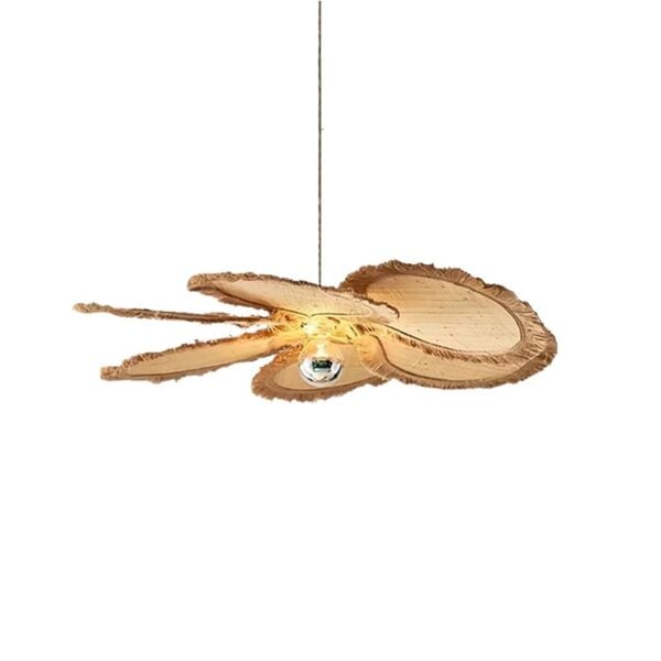 Suspension rotin élégante en forme de fleur sur fond blanc