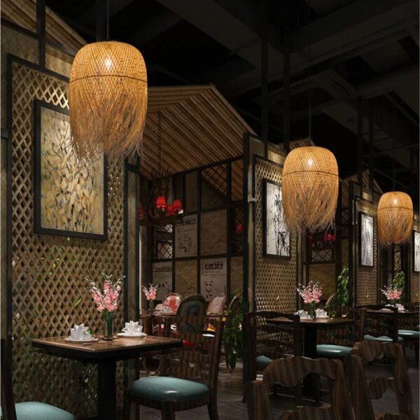 Suspension japonaise et moderne en rotin suspendu dans un restaurant